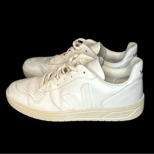 Women’s Veja V-10 extra white leather sneakers size 9
